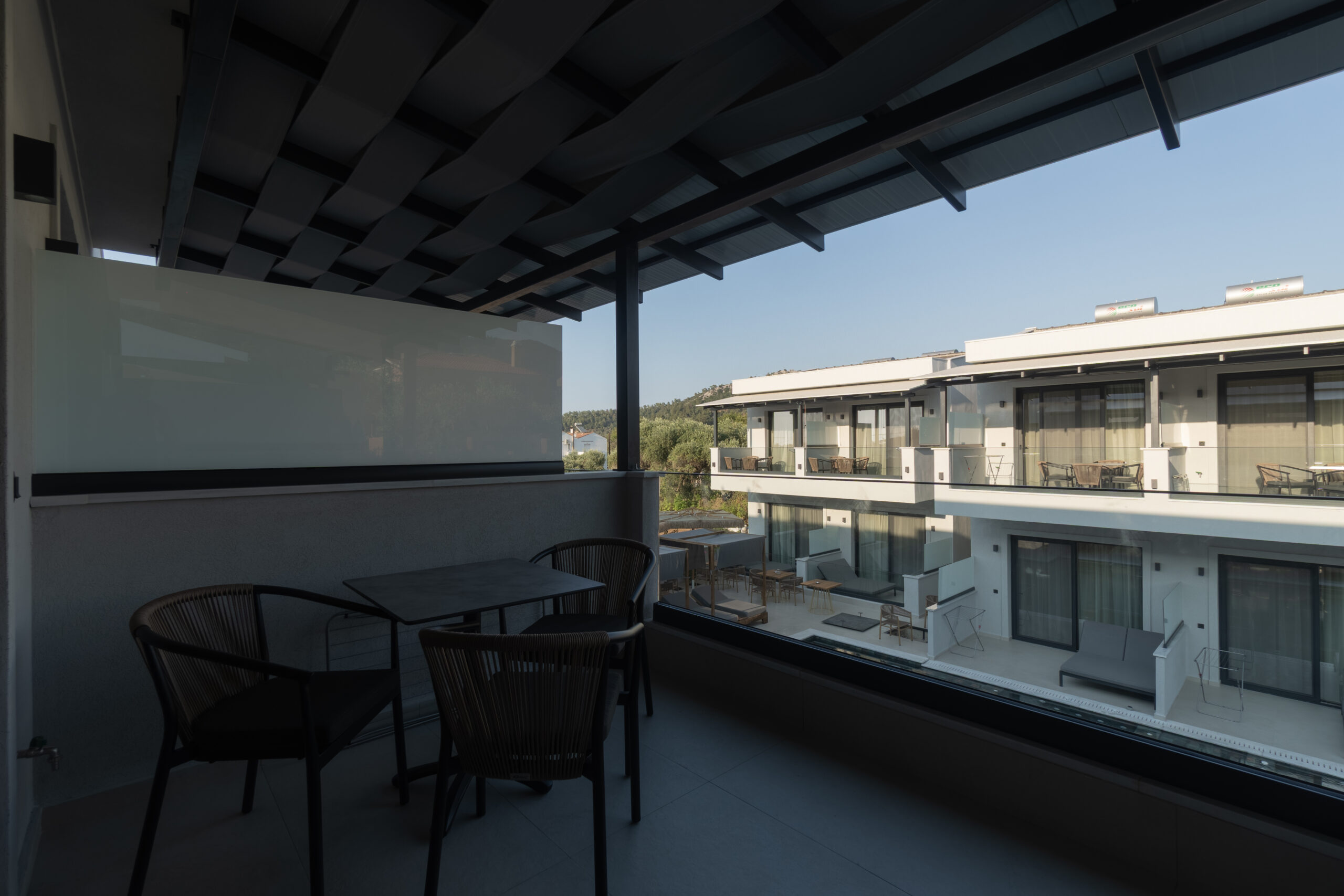 Tiara Holidays - Alora Luxury Suites - Maisonette with Jacuzzi pool view terasa